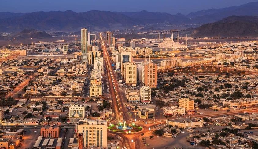 Luces vespertinas en la ciudad de Fujairah.