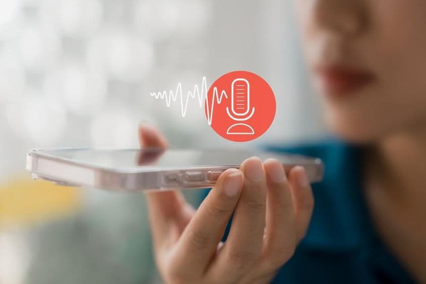 Uso de búsqueda en internet compatible con IA en un smartphone para acceso fácil a información.