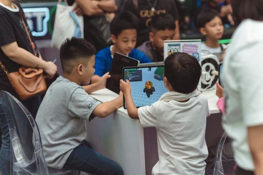 Jóvenes jugadores participan en una competencia de Roblox.