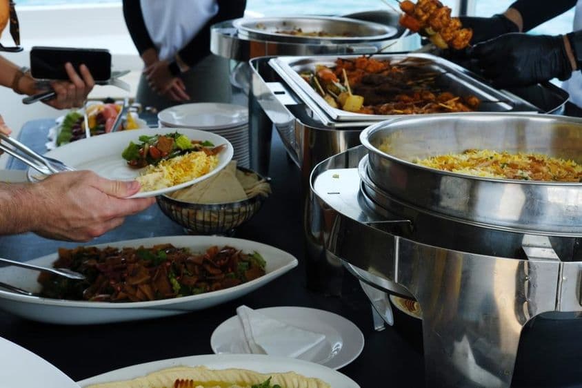 Buffet en un yate en Dubái.