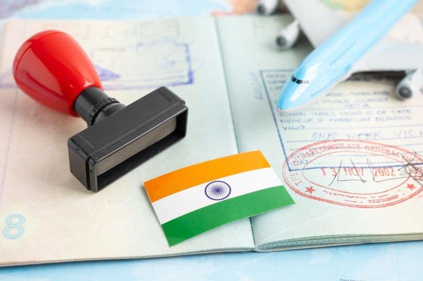 Sello con visado y pasaporte, pequeño avión sobre pasaporte.