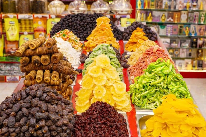 Frutas tropicales secas exhibidas en una tienda de recuerdos en Dubái.