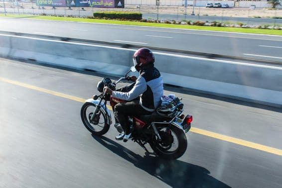 Motociclista en una motocicleta Yamaha en la carretera Sheikh Zayed en Dubái.