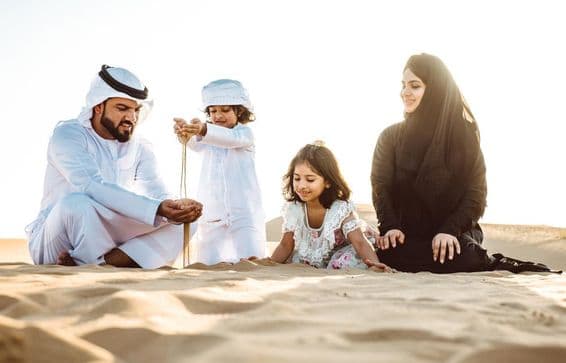Familia feliz disfrutando de un hermoso día en el desierto
