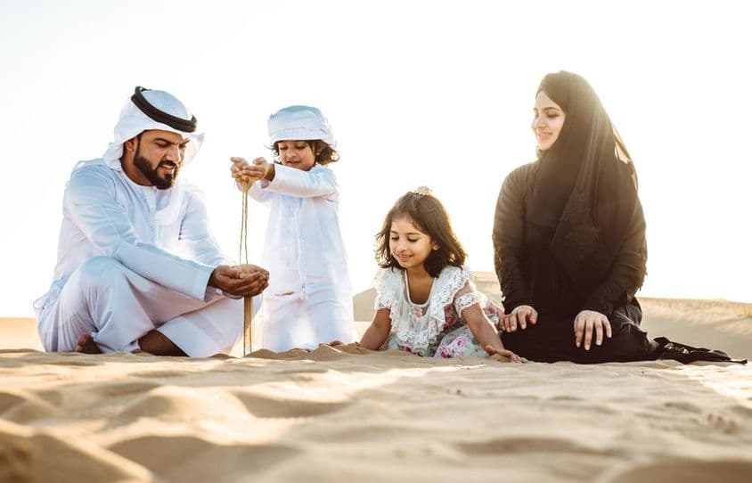 Familia feliz disfrutando de un hermoso día en el desierto