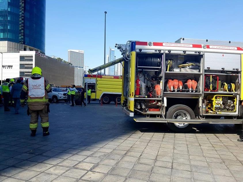 Comandante de incidente cerca de un camión de bomberos durante un simulacro de evacuación.