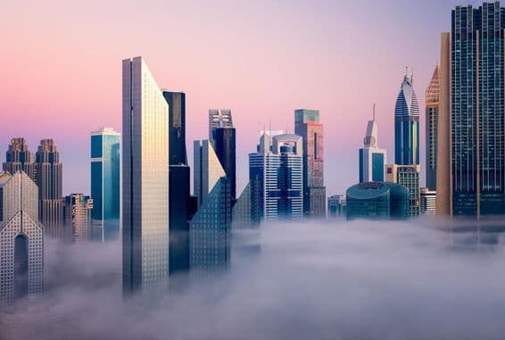 Mañana neblinosa en el centro de Dubai, Emiratos Árabes Unidos.
