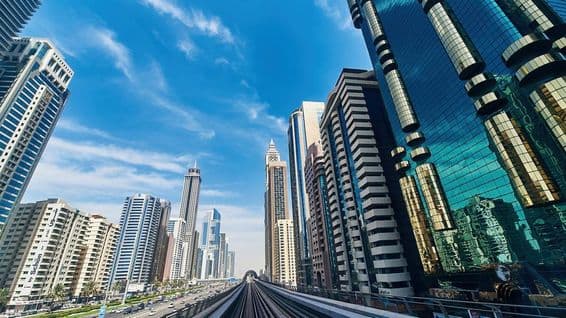 Panorama de Dubái, edificios, rascacielos, calles.