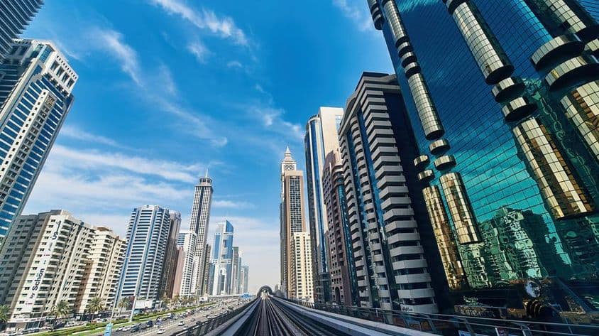 Panorama de Dubái, edificios, rascacielos, calles.
