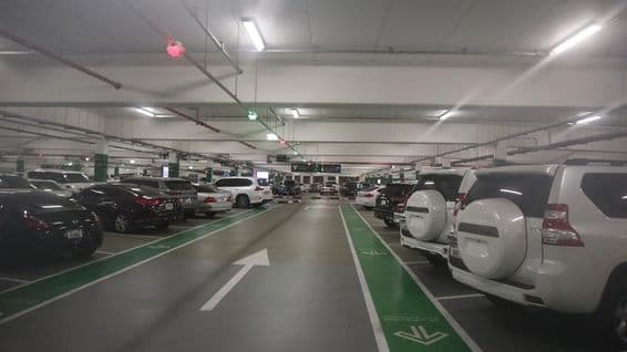 Estructura de estacionamiento en el centro comercial Mirdif, Dubái.