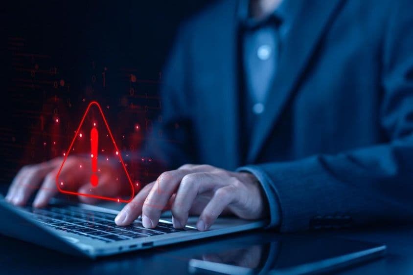 Símbolo de advertencia de ciberataque.
