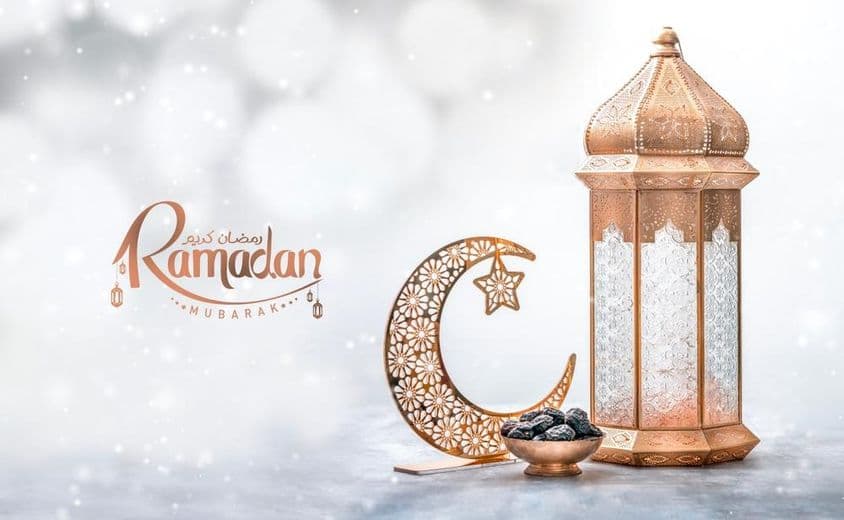 Fondo de saludo de Ramadán Kareem, linterna marroquí con dátiles y media luna.