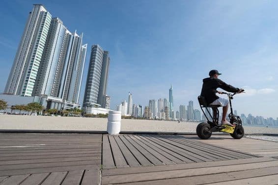 Joven montando un patinete.
