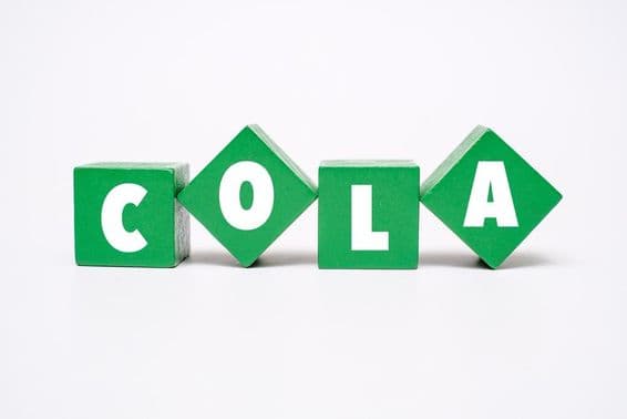 Un bloque de madera colorido con la palabra COLA escrita en él.