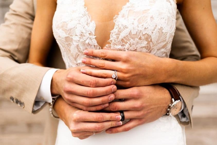 Pareja joven, usando anillos.