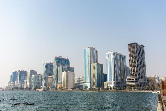 Rascacielos a lo largo del paseo marítimo en la ciudad de Sharjah.