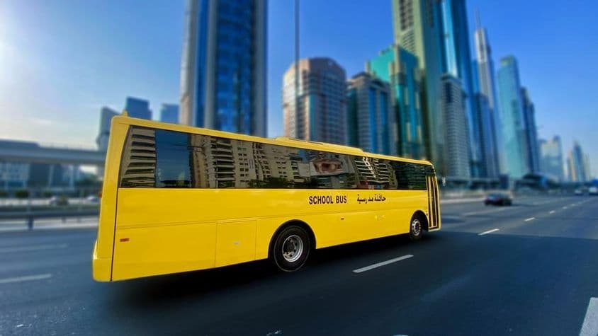 Autobús escolar en Dubai en la carretera Sheikh Zayed.