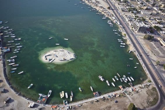 Pescadores en Umm Al Quwain dirigiéndose a almorzar.