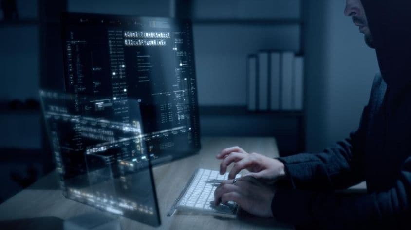 Hacker cibernético usando algoritmos avanzados para vulnerar sistemas de ciberseguridad.