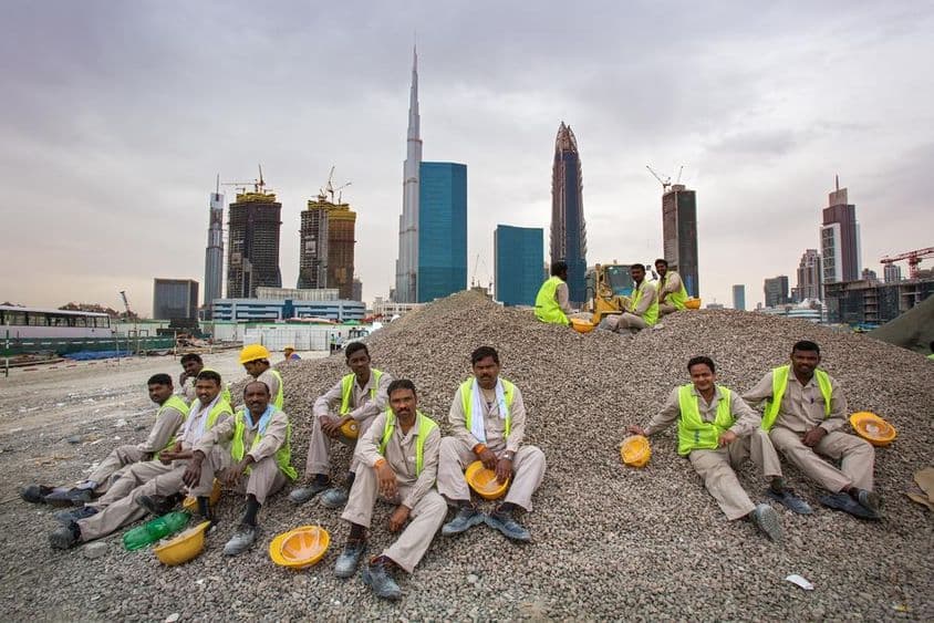Trabajadores en Dubai tomando un descanso.