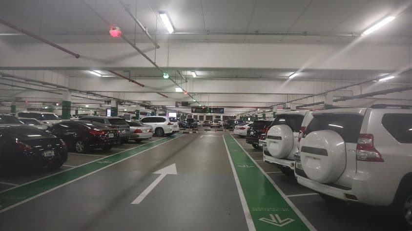 Coches aparcados en un garaje de aparcamiento en Dubái.