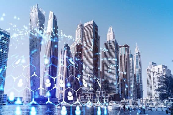 Rascacielos en el distrito comercial de Dubái con hologramas.