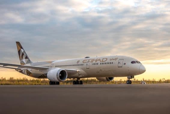 ETIHAD Airways Boeing 787-9 Dreamliner rodando para despegar.