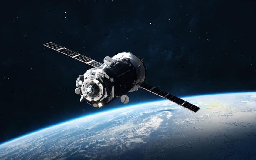 Satélite orbitando la Tierra.