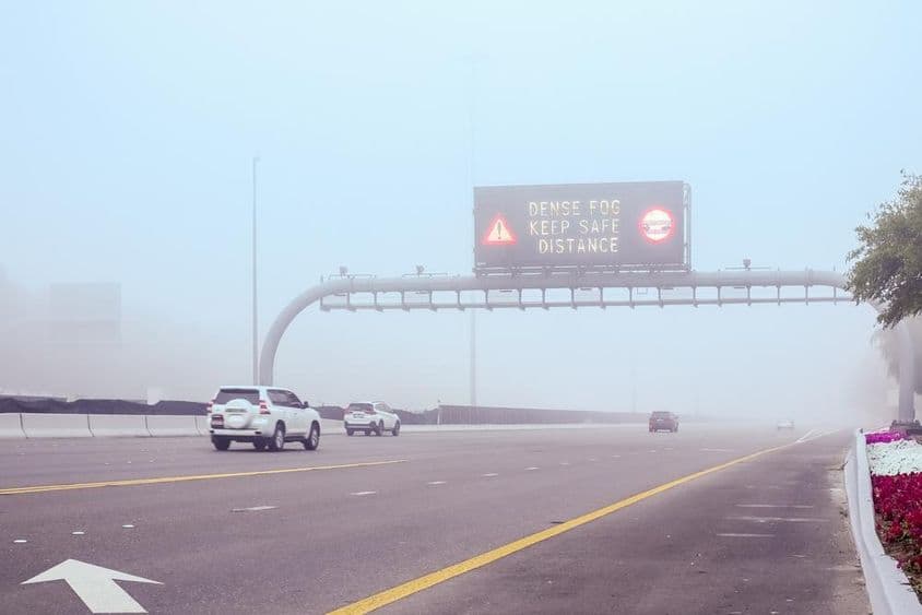 Tiempo brumoso en carretera de Dubái.