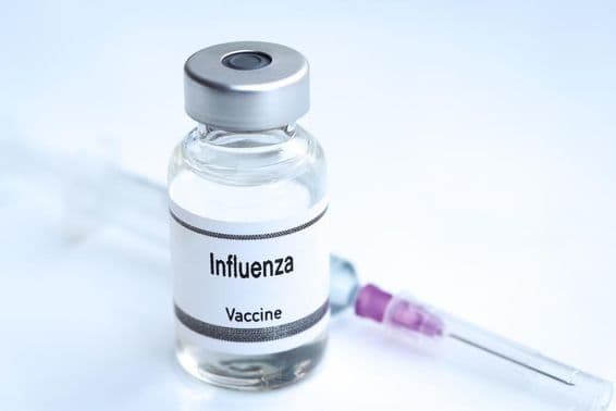 Vacuna contra la gripe en un vial de inyección.