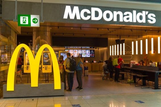 Restaurante de comida rápida McDonald's en el Aeropuerto Internacional de Dubái.