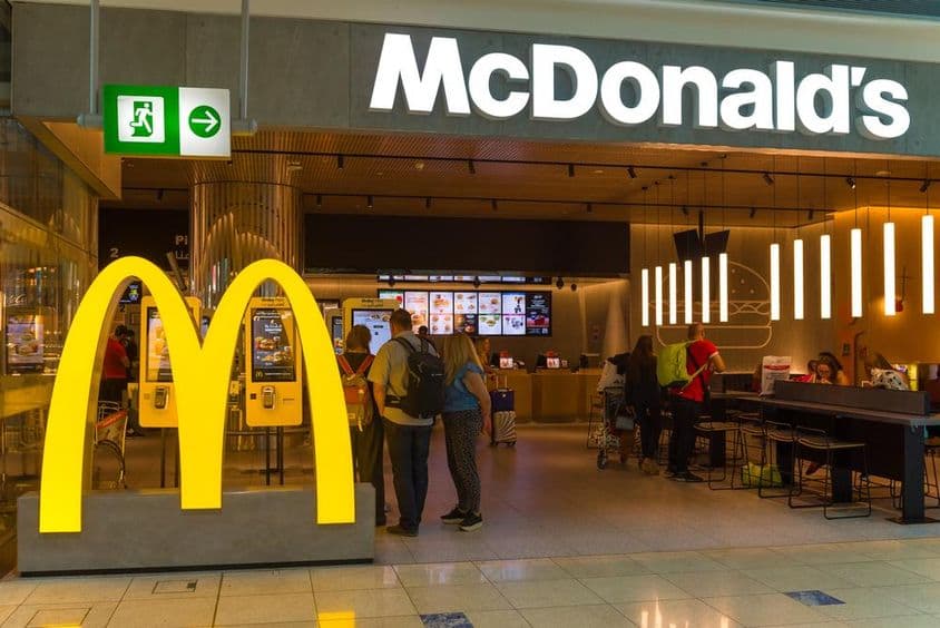 Restaurante de comida rápida McDonald's en el Aeropuerto Internacional de Dubái.