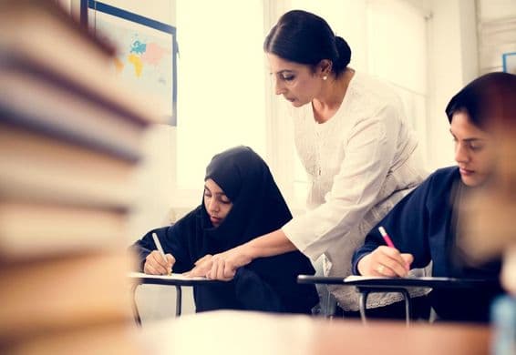 Niñas musulmanas estudiando en un aula.