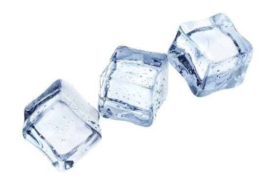 Tres finos cubos de hielo flotando en el espacio.