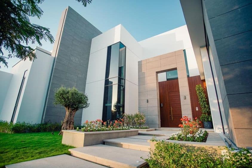 Villa de Dubái, diseño exterior, hogar con piscina y césped.