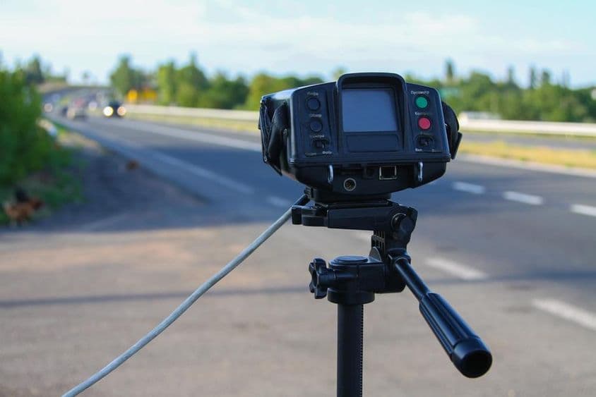 Radar policial midiendo la velocidad de un coche.