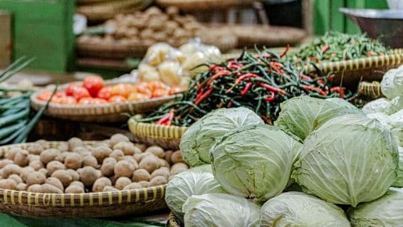 Imagen de chiles y coles en el mercado de Dubái.
