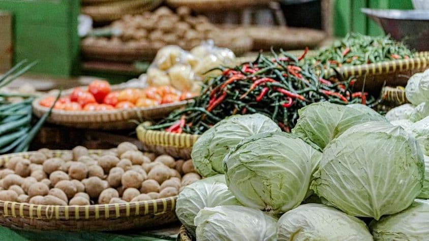 Imagen de chiles y coles en el mercado de Dubái.