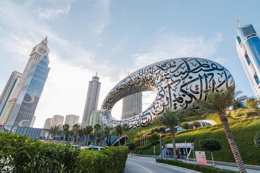 Parte trasera del Museo del Futuro en Dubái.