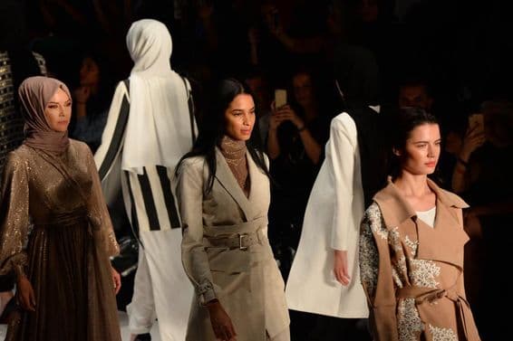 Chicas en la pasarela de la Semana de la Moda Modesta.
