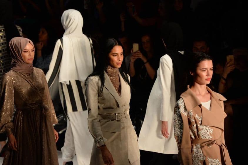 Chicas en la pasarela de la Semana de la Moda Modesta.
