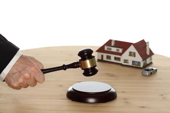 Mazo de subasta siendo golpeado.