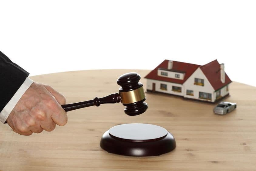 Mazo de subasta siendo golpeado.