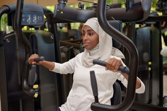 Mujer joven haciendo ejercicio en un gimnasio.