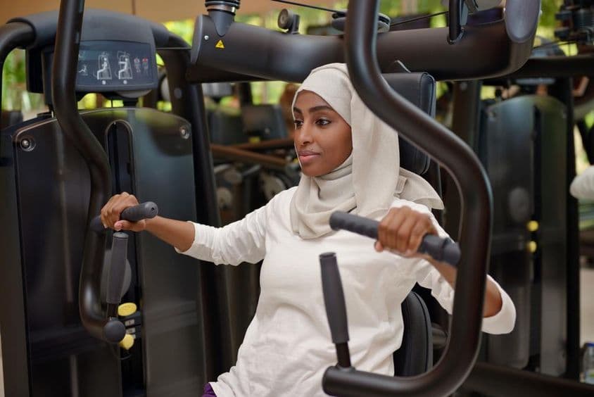 Mujer joven haciendo ejercicio en un gimnasio.