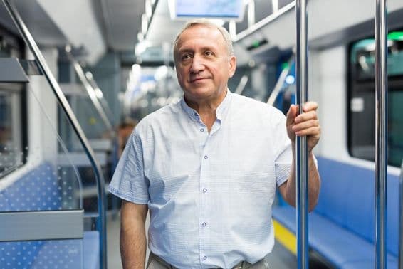 Jubilado alemán en el metro.