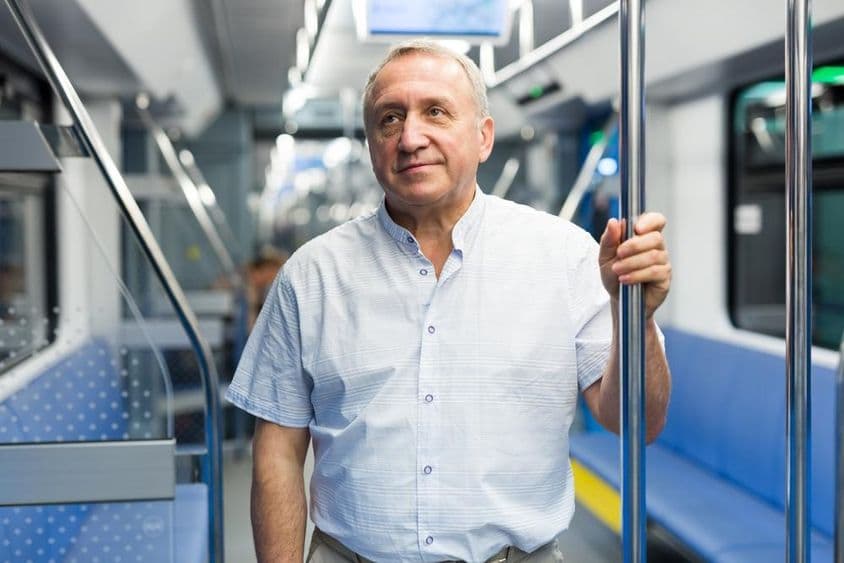Jubilado alemán en el metro.