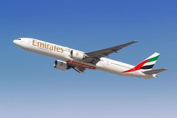 Avión Emirates Boeing 777-300ER aproximándose al aterrizaje en el Aeropuerto de Dubái.