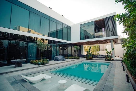 Villa de lujo en Dubái con piscina exterior.