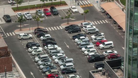 Coches aparcados en Dubái desde una vista superior.